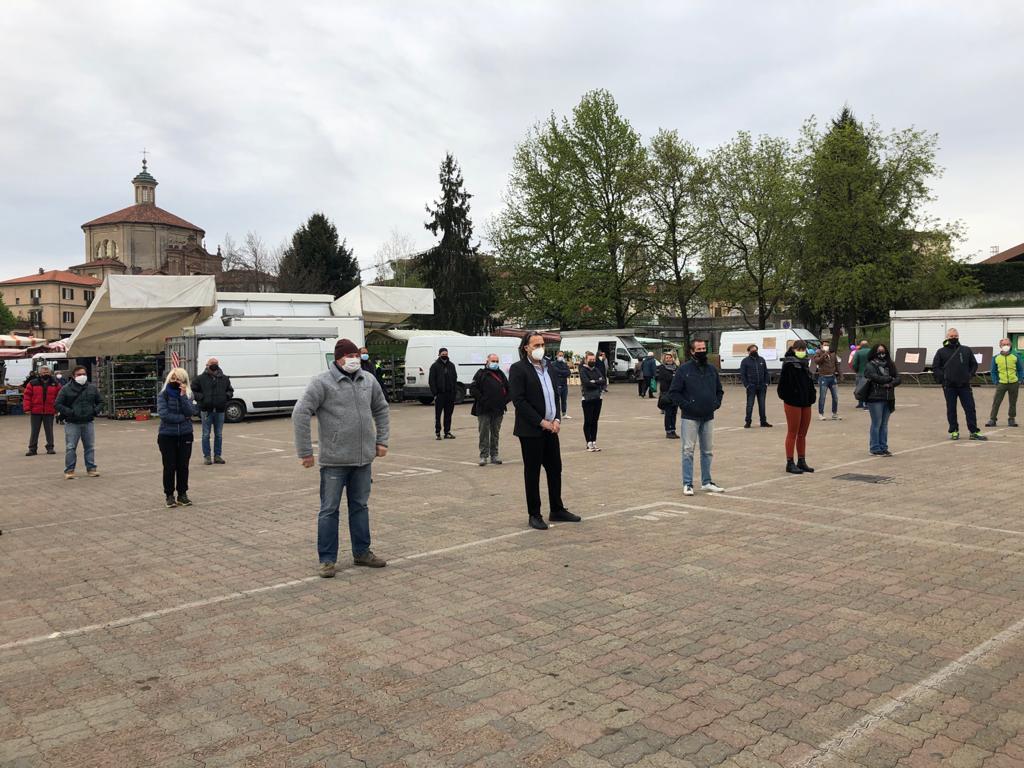 Protesta degli ambulanti al mercato in piazza Massoglia