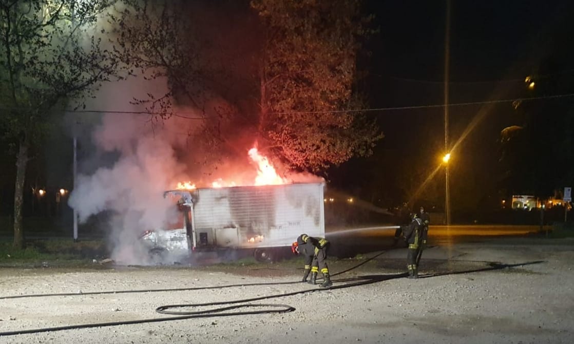 Camioncino dei panini a fuoco questa notte in piazza Massoglia