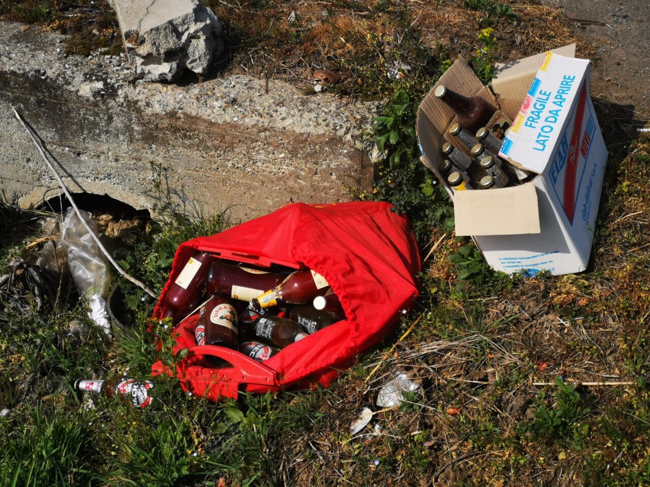 Abbandono di rifiuti: il triste spettacolo di via Valperga