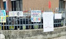 I genitori protestano contro la DAD, la direzione scolastica fa rimuovere i cartelloni