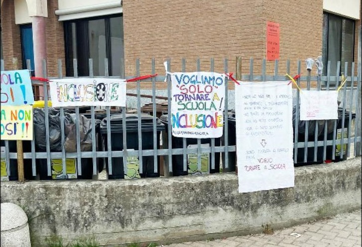 I genitori protestano contro la DAD, la direzione scolastica fa rimuovere i cartelloni