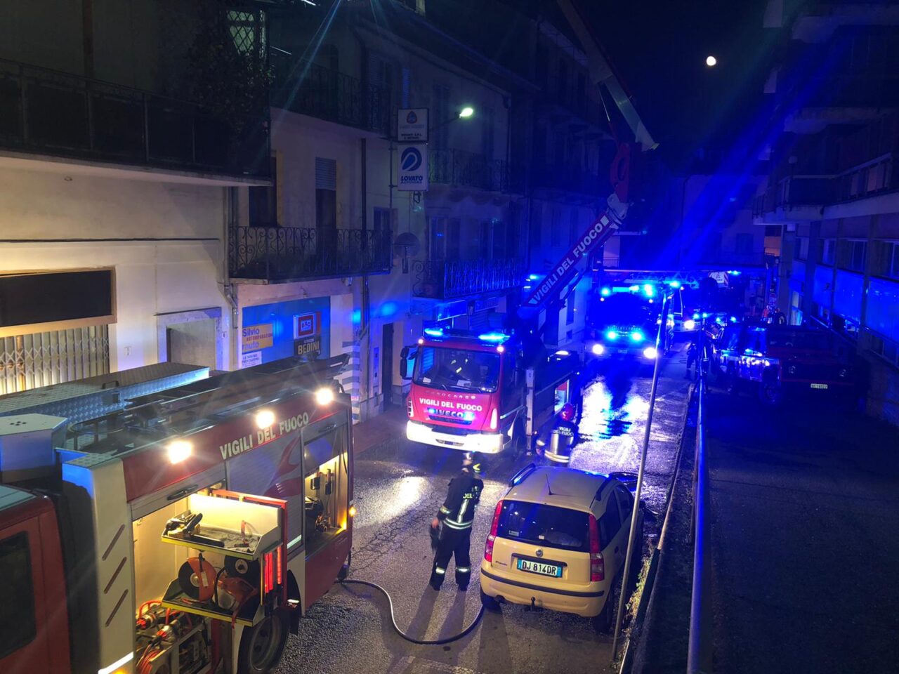 Tetto in fiamme a Cuorgnè nella notte
