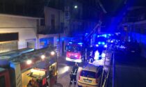 Tetto in fiamme a Cuorgnè nella notte