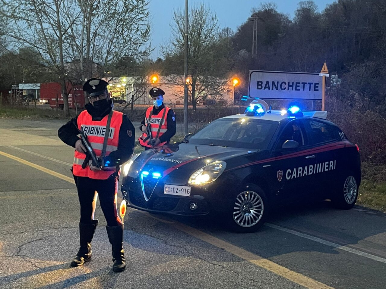 Esibisce documenti falsi poi scappa durante un controllo dei carabinieri