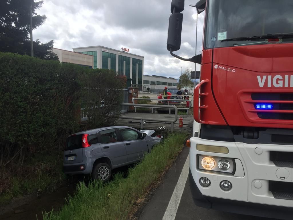 Con l’auto dentro un canale ferito il conducente