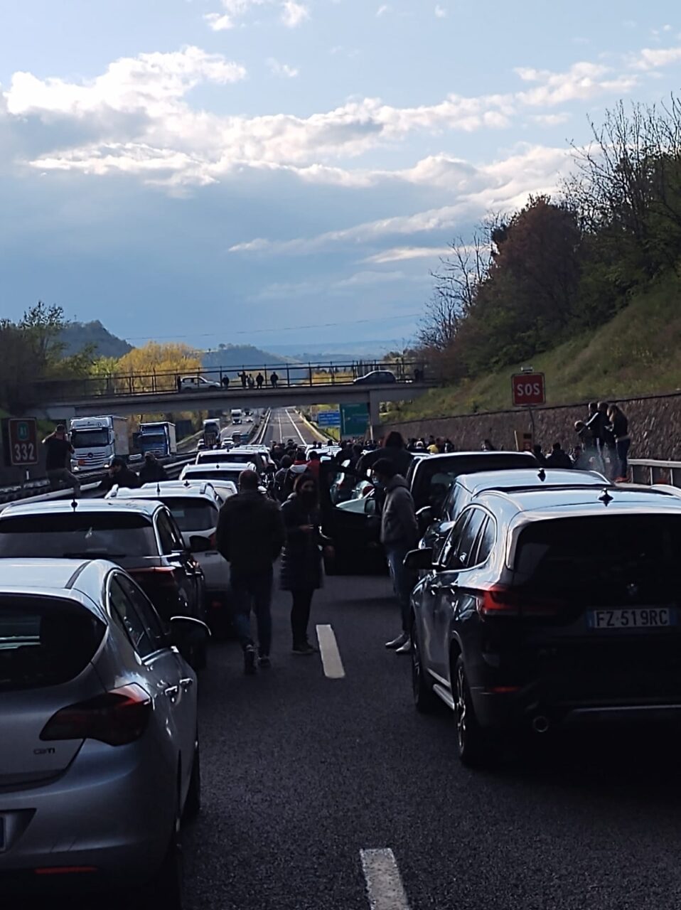 Autostrada bloccata dalla protesta delle partite Iva che dividono l’Italia in due
