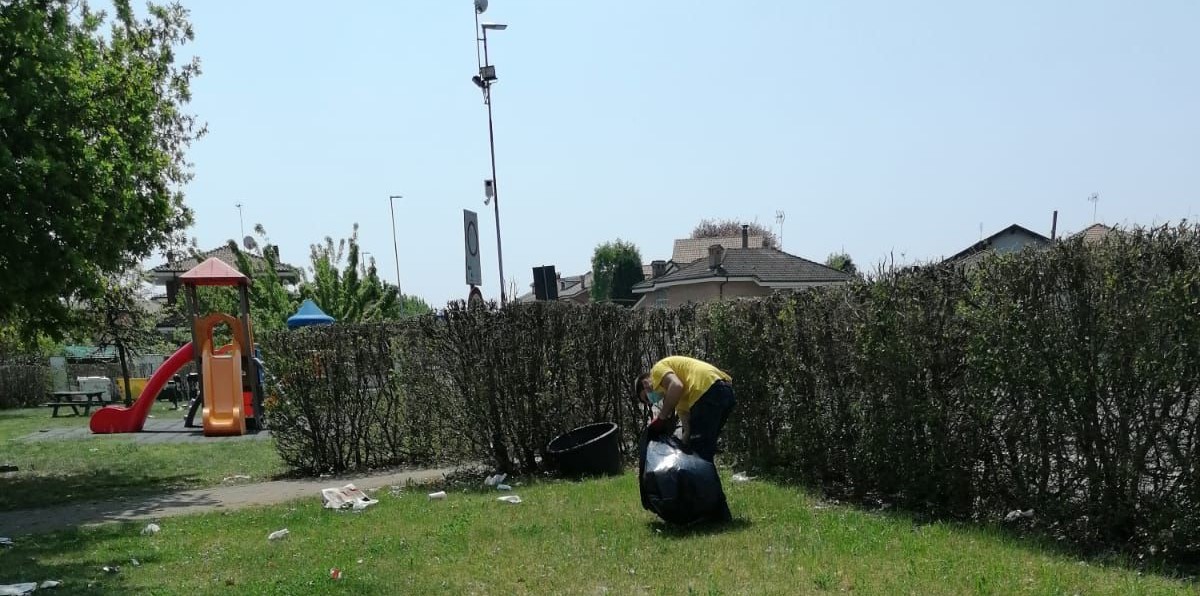 Il consigliere comunale diventa spazzino