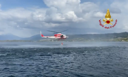 Tuffo dall'elicottero per salvare persona in acqua, addestramento sul lago di Viverone