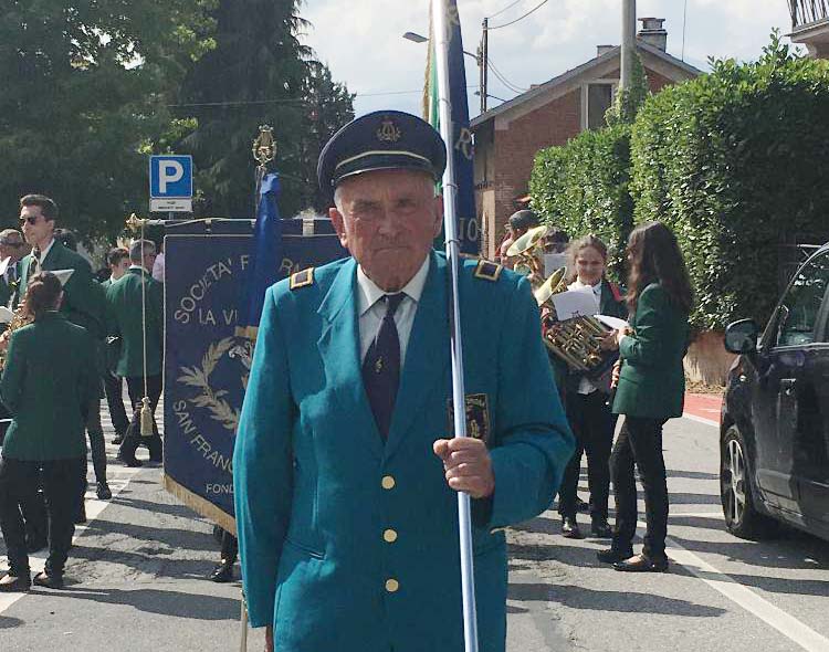 Commosso addio al portabandiere della Filarmonica di San Francesco al Campo