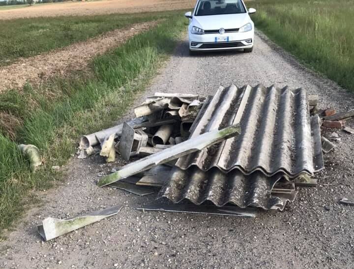 Abbandonano lastre di eternit in mezzo a una strada di campagna