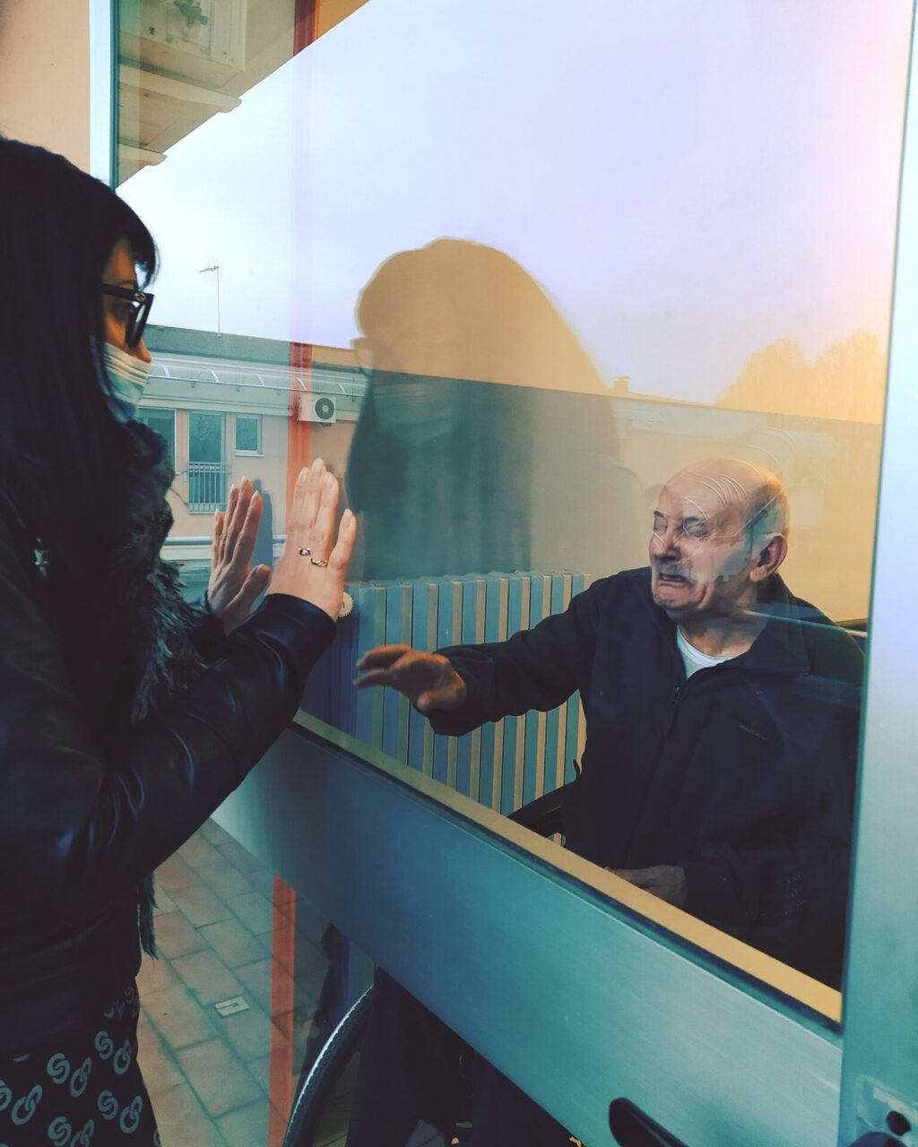 Il dolore dei famigliari degli ospiti delle strutture per disabili: “Un vetro non basta, abbiamo bisogno di abbracci”