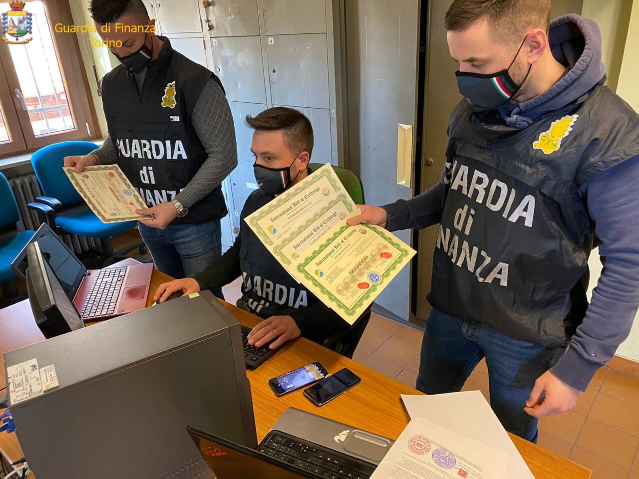 Truffa miliardaria nei confronti di un istituto di credito sventata dalla Finanza: spacciavano per veri titoli cambiari falsi