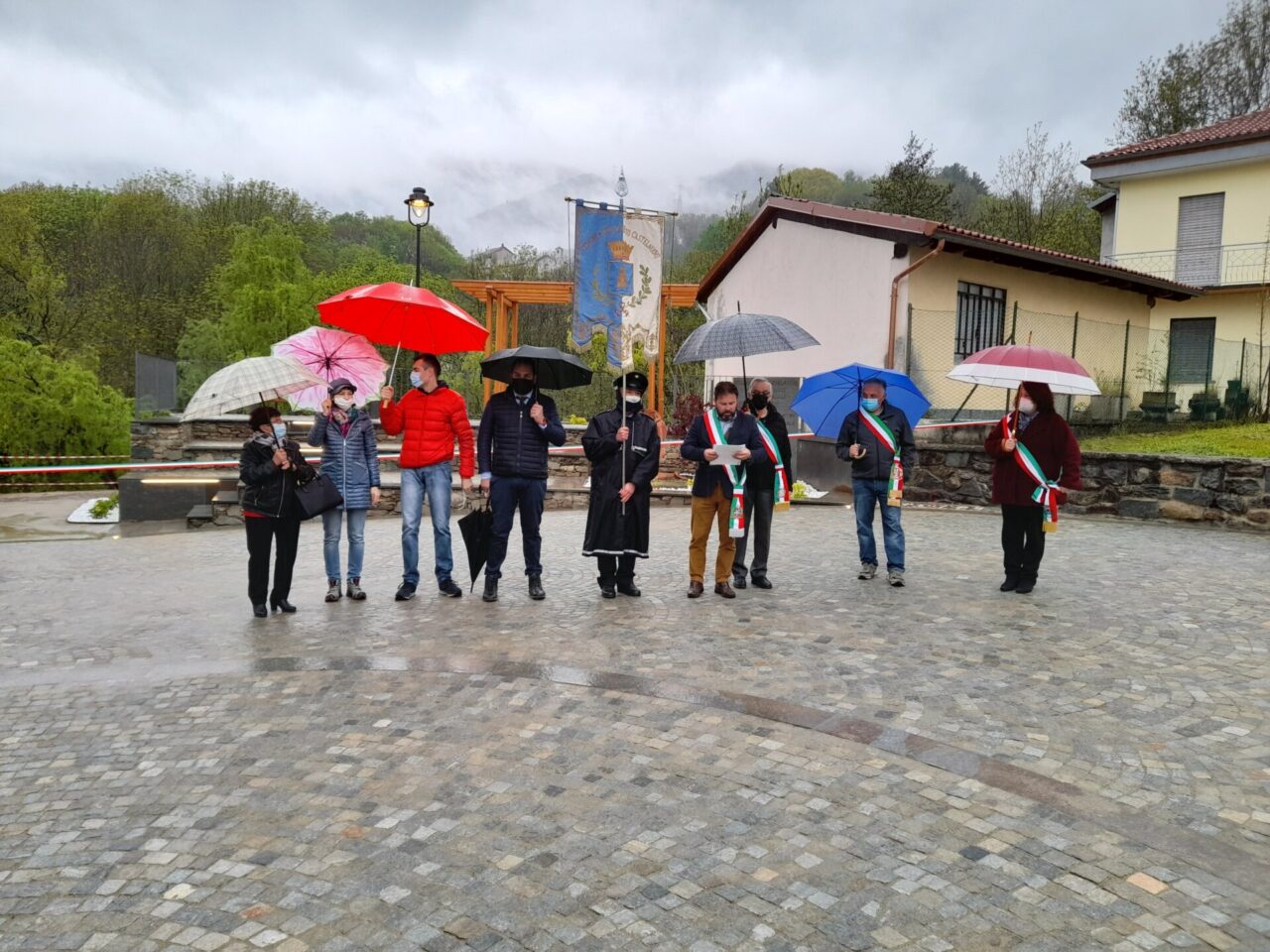 Taglio del nastro per la piazza riqualificata a Colleretto Castelnuovo
