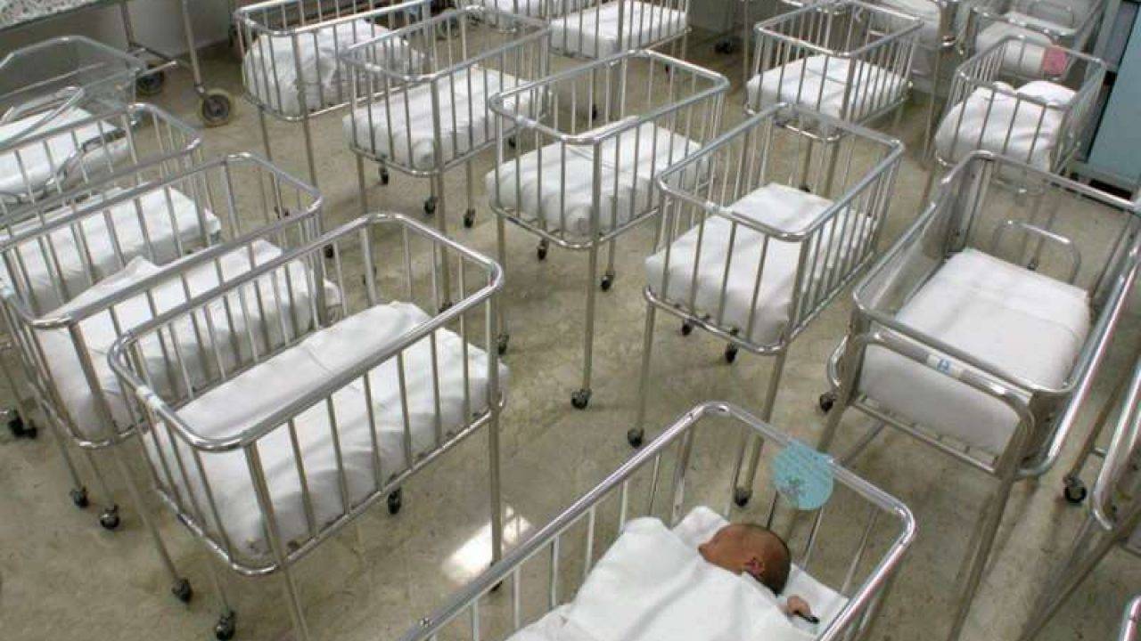 Culle vuote nel 2020 più funerali che battesimi