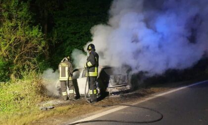 Auto in fiamme nella notte a Front: conducente illeso