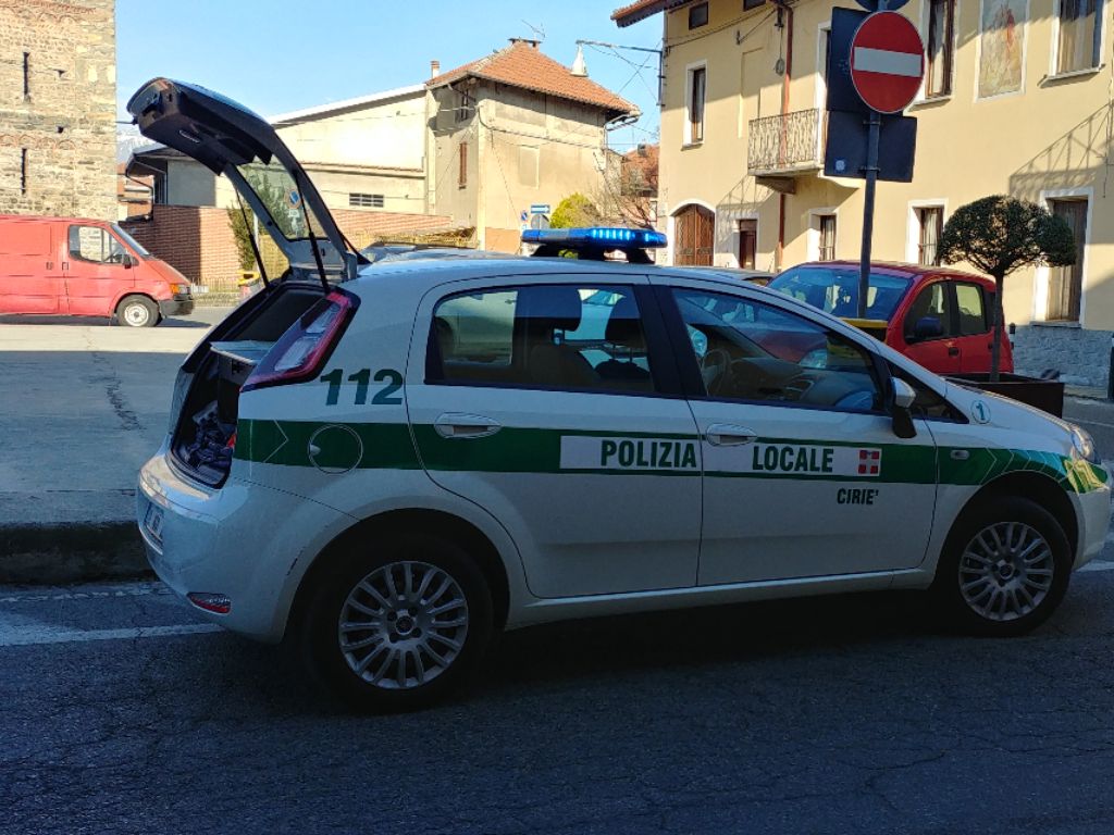 Guida senza patente e insulta i vigili, motociclista 50enne denunciato