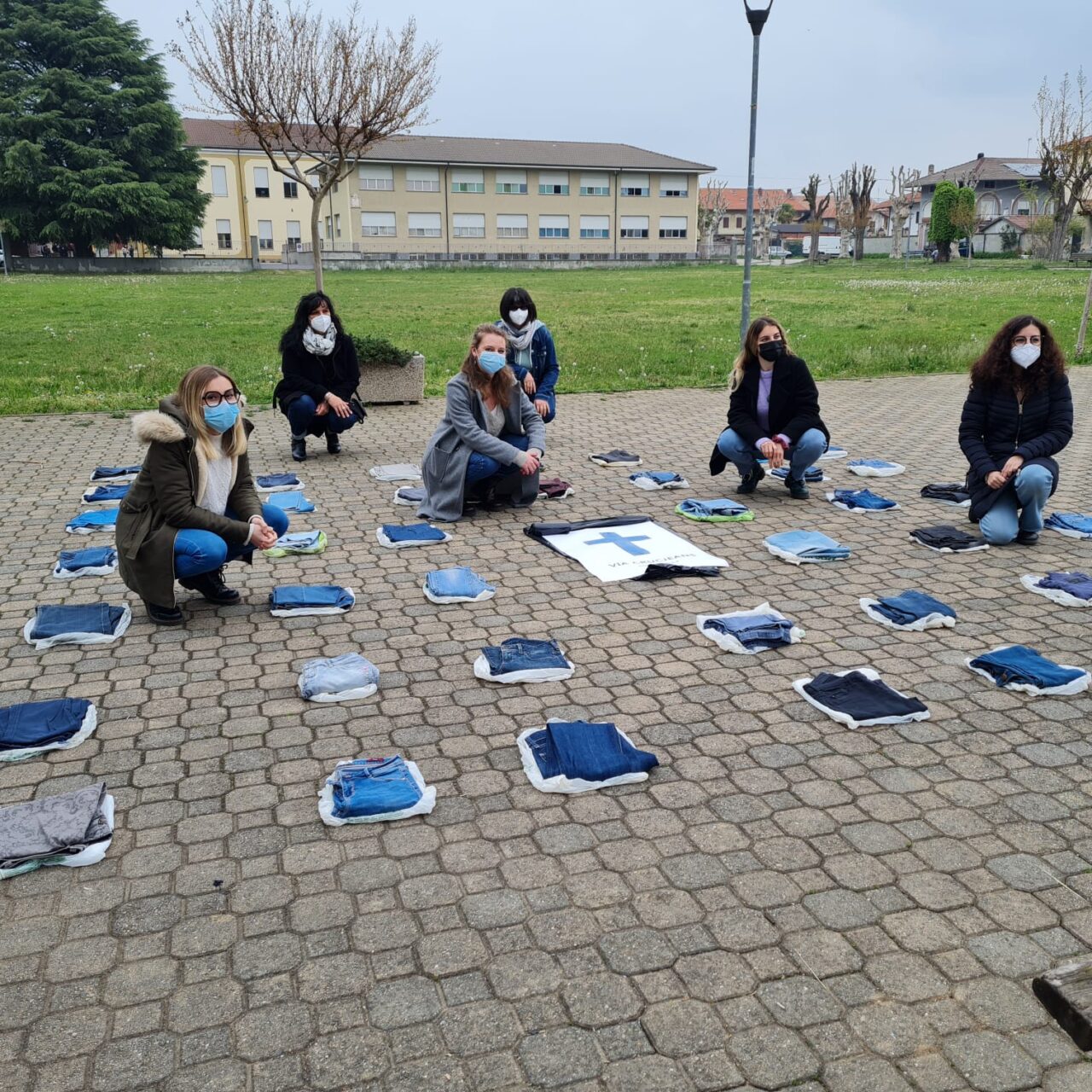 Denim day: un flash mob per dire «basta» alla violenza sulle donne