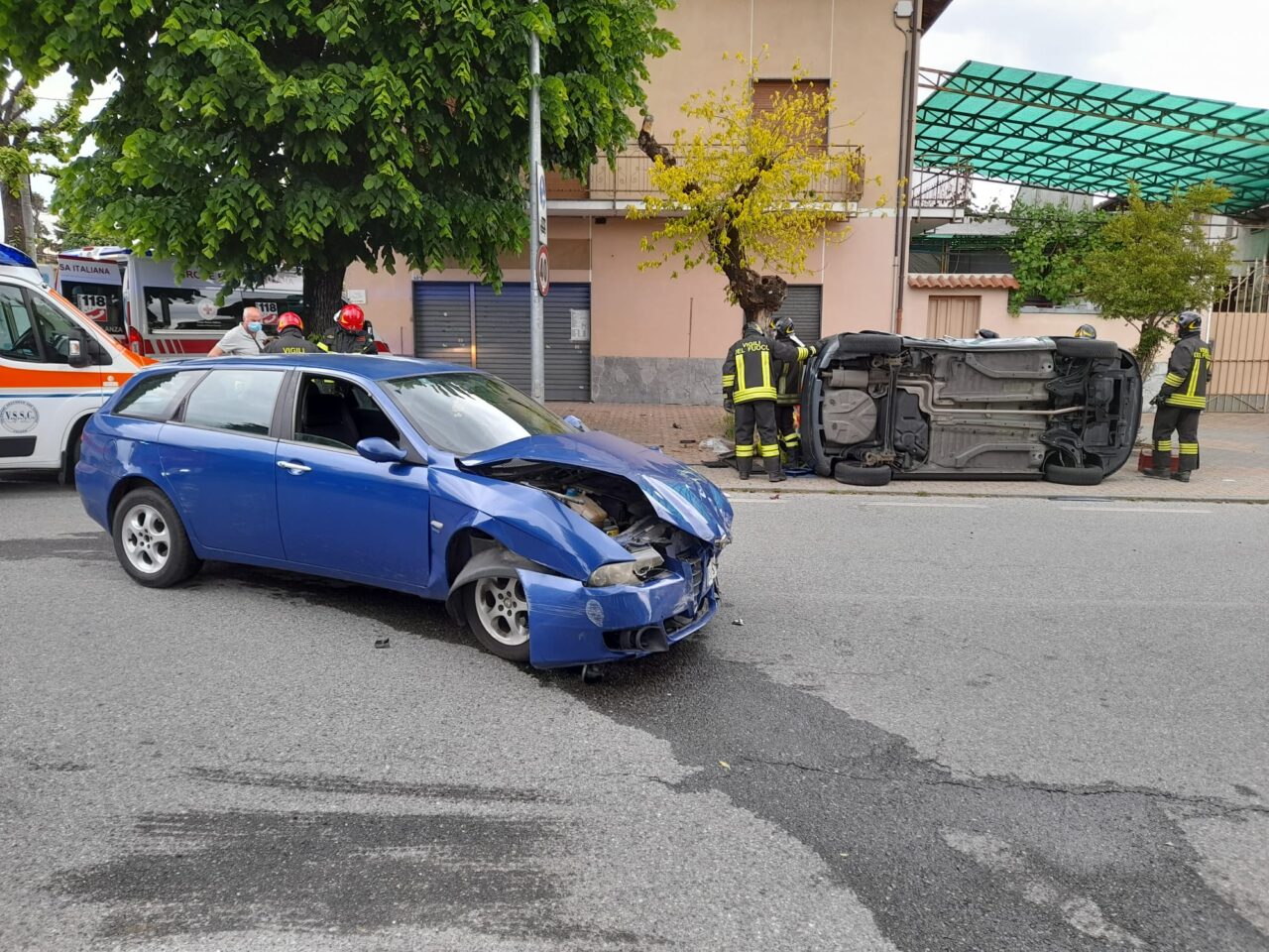 Violento scontro in pieno centro a San Giusto: due veicoli coinvolti
