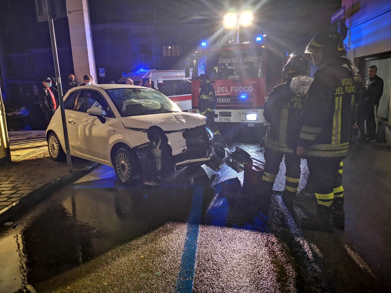 Perde il controllo dell’auto e finisce contro una cancellata