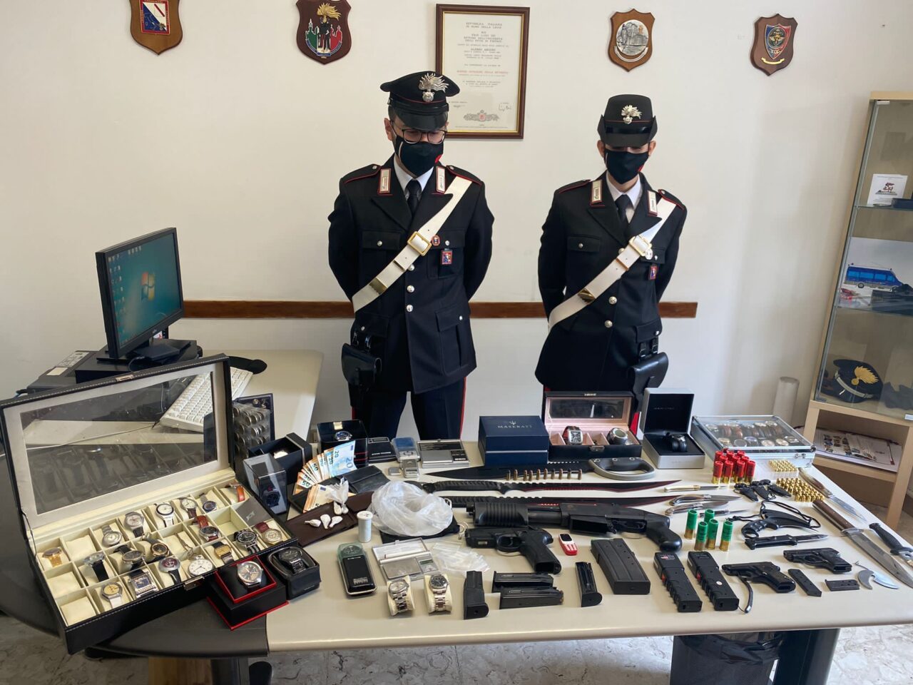 Un piccolo arsenale, droga e oggetti rubati ritrovati in casa di un 51enne, arrestato