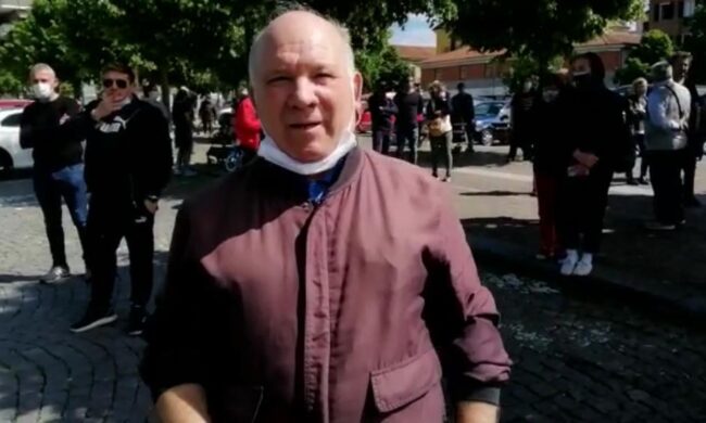 Caso La Torteria, aggredito con calci e schiaffi un giornalista  VIDEO