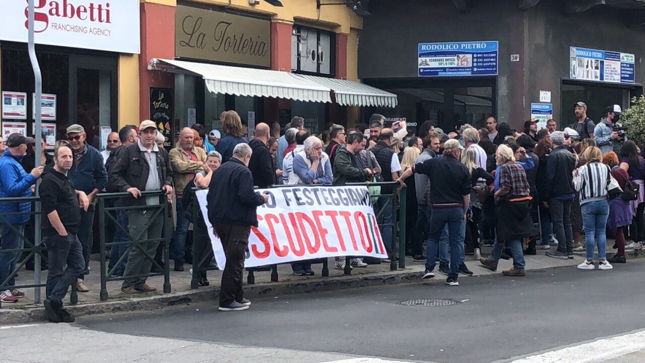 Centinaia di persone anche oggi fuori da La Torteria di Chivasso