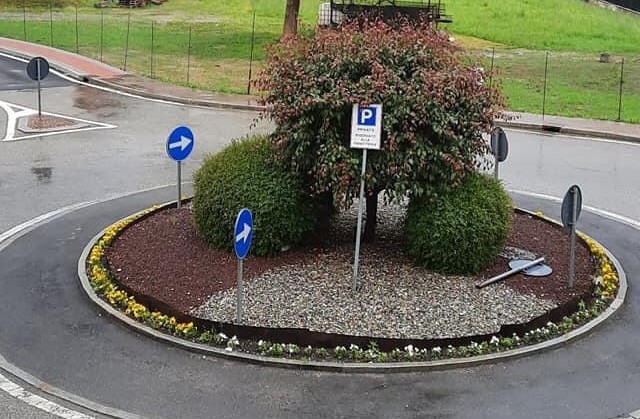 Burloni rubano segnaletica e la piantano nella rotonda… che diventa un parcheggio
