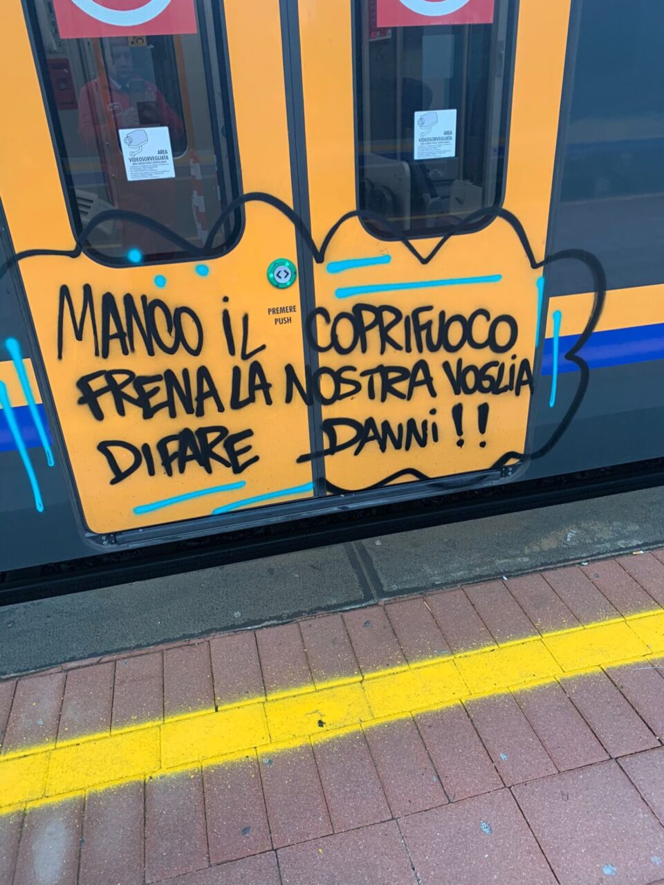 Treni imbrattati alla stazione di Rivarolo, la condanna del comitato pendolari