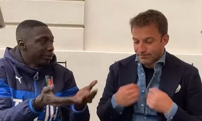 Il chivassese Khaby Lame in un Tik Tok con Alex Del Piero