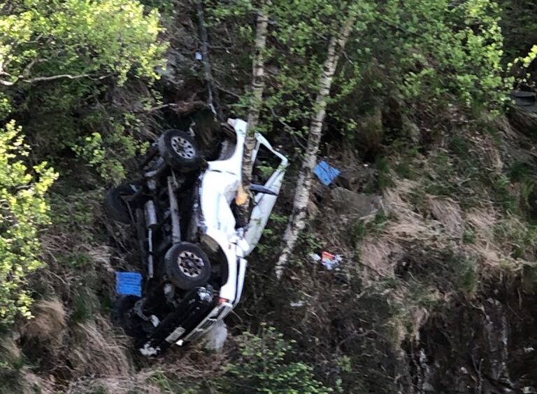 Incidente mortale, anziana in auto precipita in una scarpata