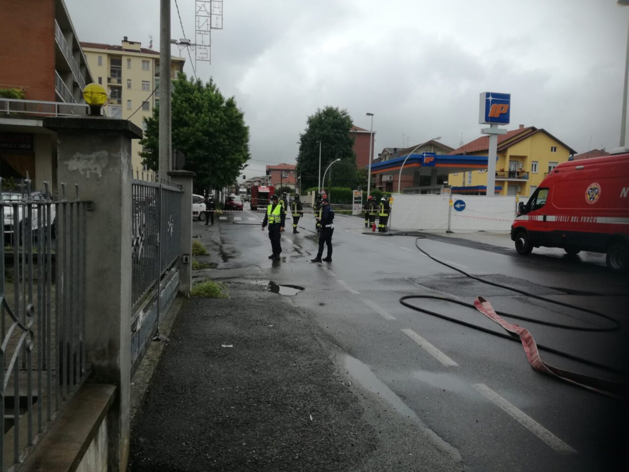 Salta un cavo elettrico, strada chiusa e tecnici al lavoro