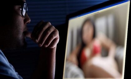 Mamma degenere posta i video porno della figlia 15enne: rinviata a giudizio