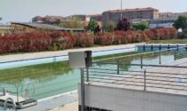 La piscina sembra uno stagno, polemica sulla vasca comunale