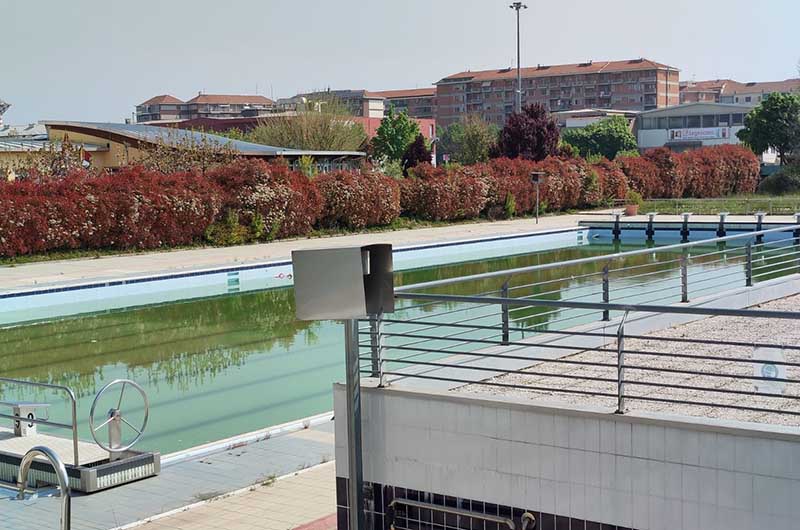 La piscina sembra uno stagno, polemica sulla vasca comunale