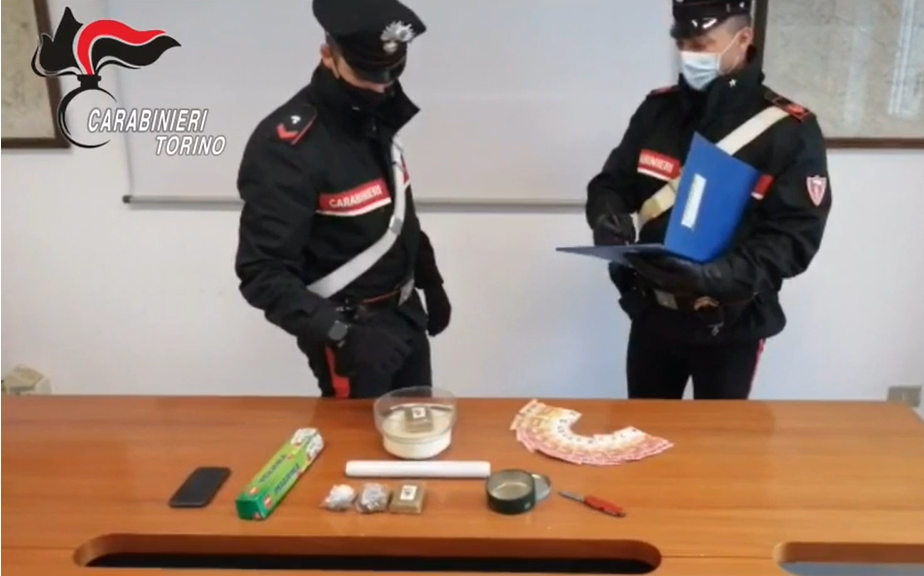 Automobilista nervoso in auto nascondeva 275 grammi di hashish