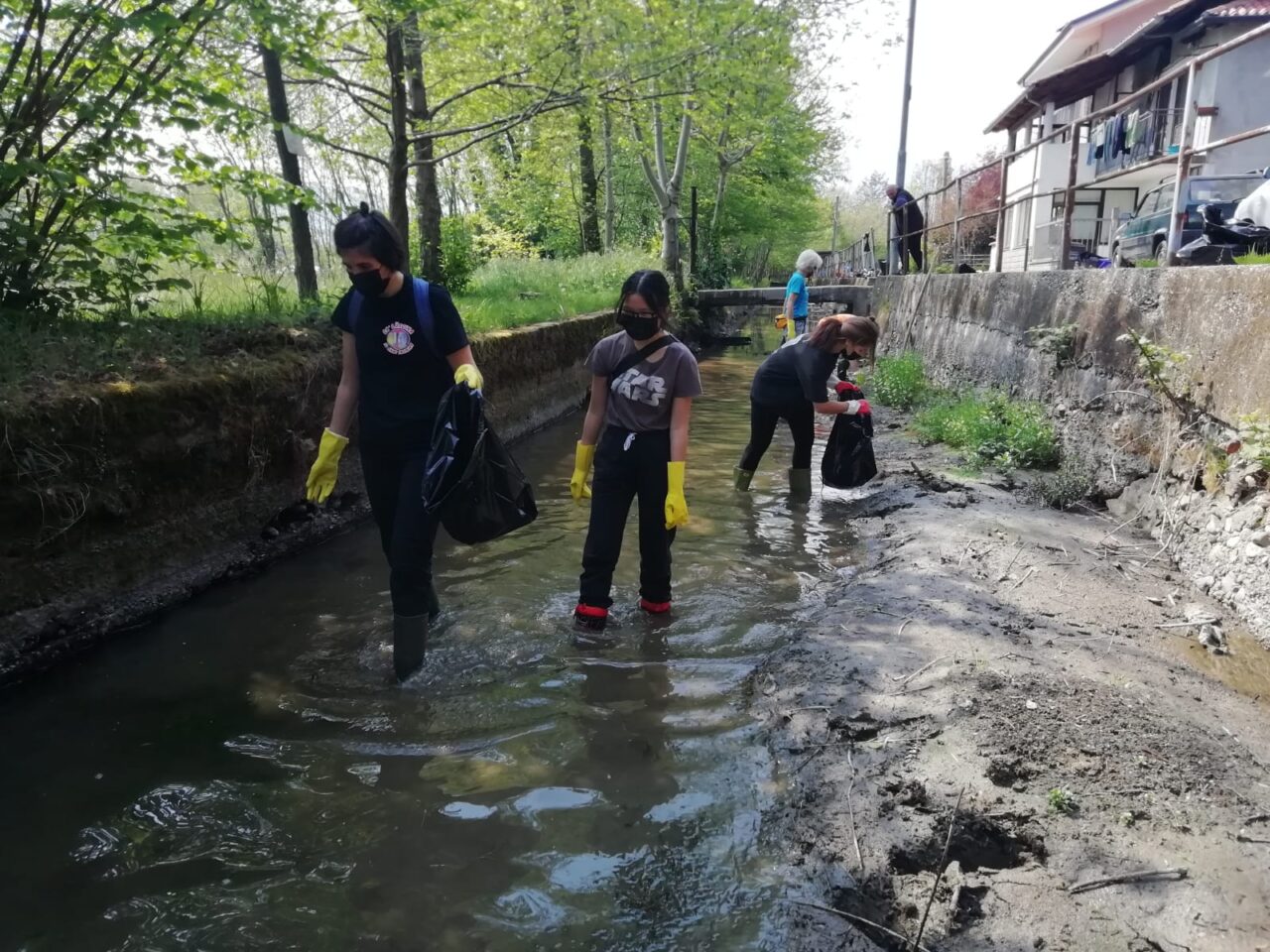 Castellamonte: amministratori e volontari ripuliscono la Roggia dei mulini