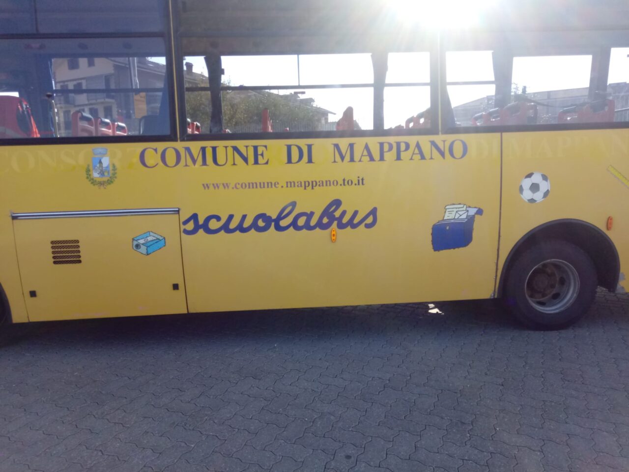 Arriva la scritta “Comune di Mappano” sugli scuolabus