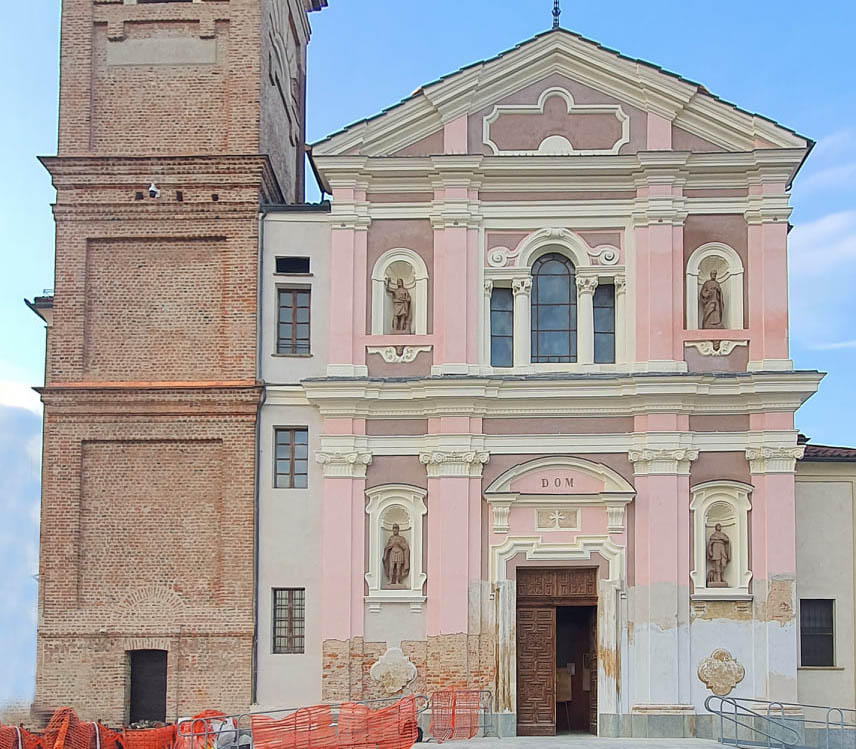 I lavori alla facciata della parrocchiale ultimati in estate