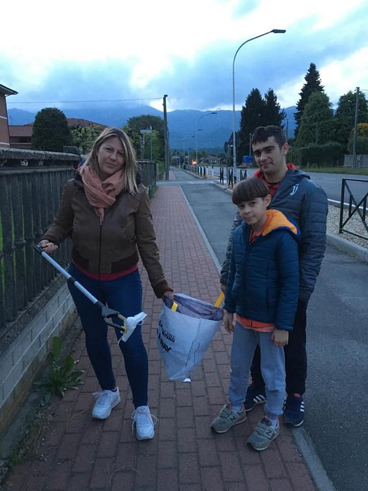 Il buon esempio di mamma Sabrina e i figli Gabriele e Simone con le “passeggiate ecologiche”