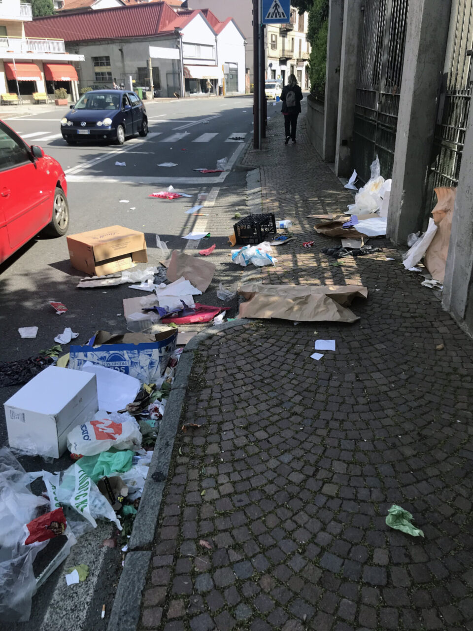 Immondizia al mercato di Ivrea, dopo le polemiche i gruppi d’opposizione presentano una mozione