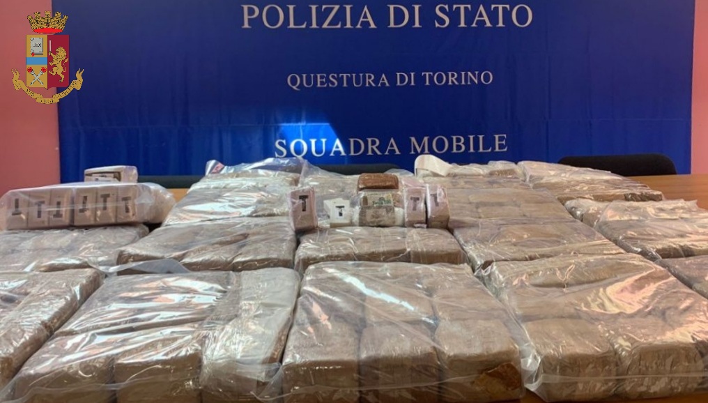Droga nel pianale autotrasportatore in manette