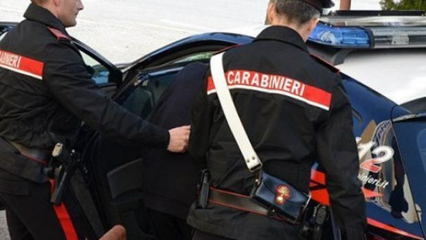 Sorpresi a rubare al supermercato: il marito tenta la fuga e lascia la moglie alla cassa col carrello
