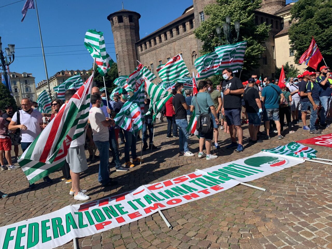 I lavoratori del comparto servizi rifiuti in agitazione a Torino