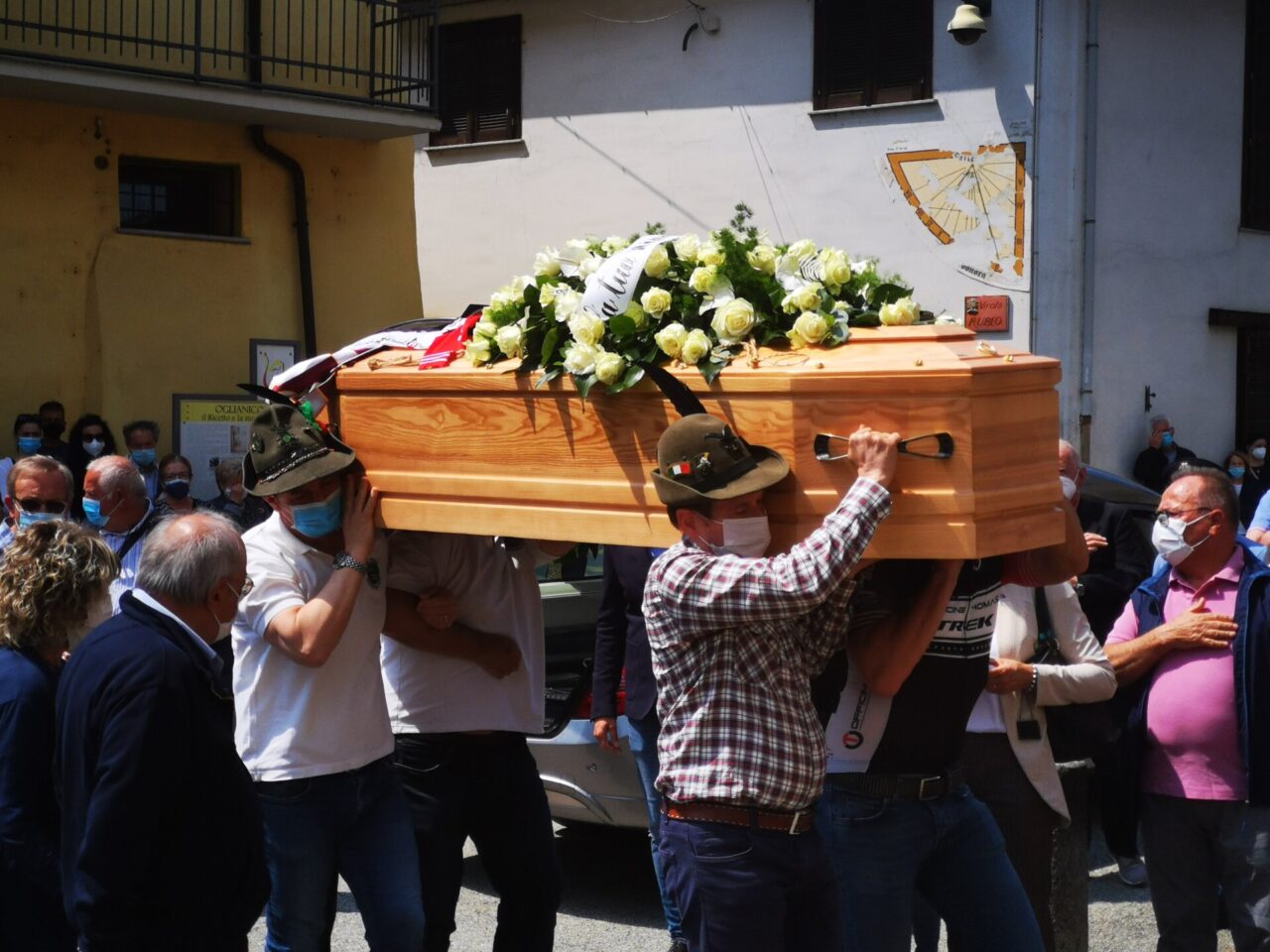 L’ultimo saluto a Diego Davico, il 43 enne morto per un malore improvviso durante una gita a Santa Elisabetta