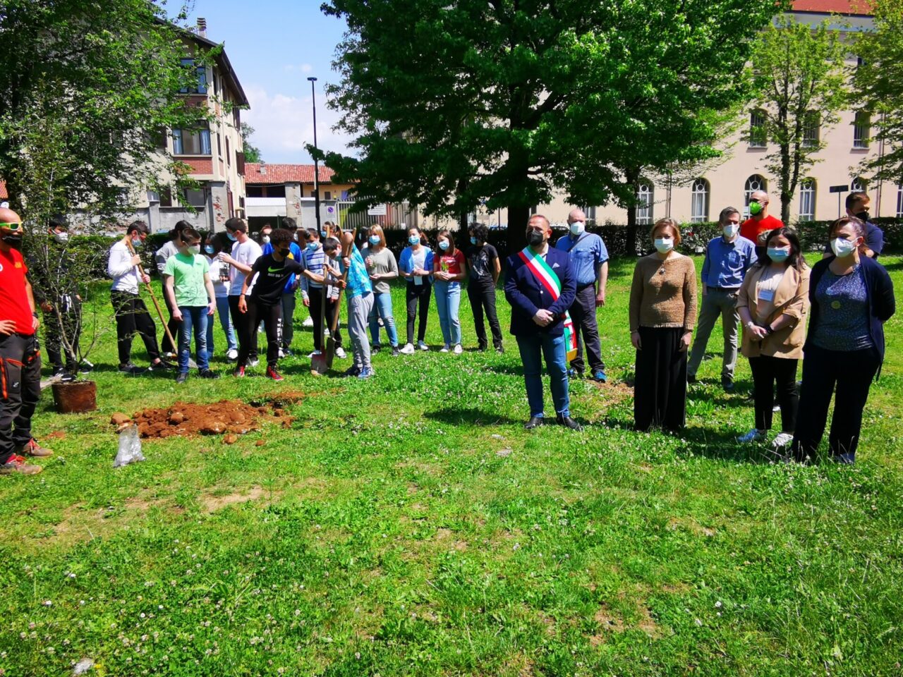 I giovani studenti di Favria hanno piantato un ciliegio nel parco