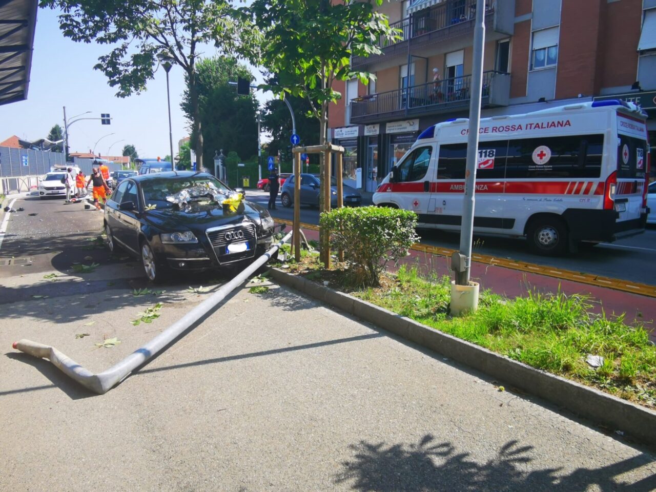 Incidente a Rivarolo, auto abbatte un palo