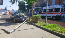 Incidente a Rivarolo, auto abbatte un palo