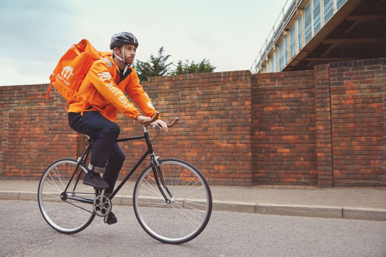 Just Eat assume 560 rider a Torino, la svolta nel food delivery