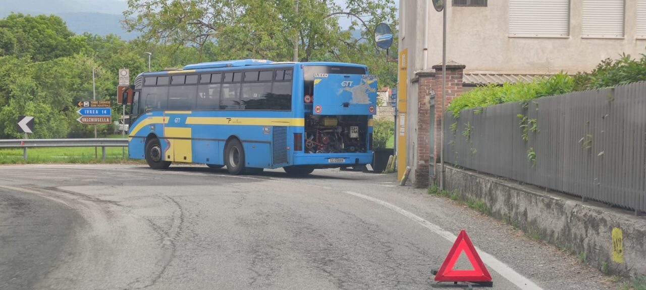 Colonna di fumo nero dal motore del pullman Gtt, autista fa scendere i passeggeri ed evita il peggio