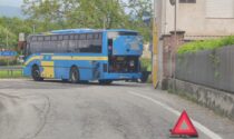 Colonna di fumo nero dal motore del pullman Gtt, autista fa scendere i passeggeri ed evita il peggio